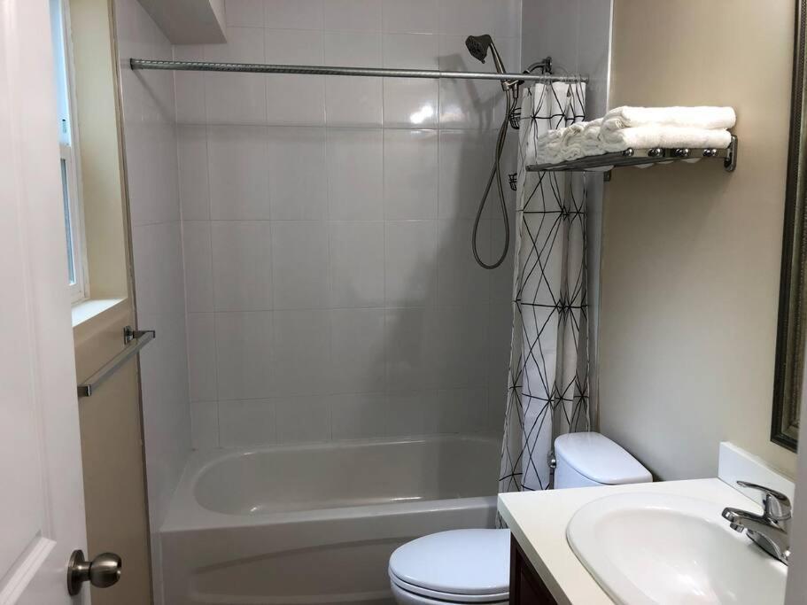 Modern Private Suite Close To Everything แวนคูเวอร์ ภายนอก รูปภาพ